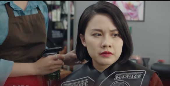 Thúy phát hiện ra giấy xét nghiệm của Son. Ảnh: CMH. Thúy phát hiện ra giấy xét nghiệm của Son. Ảnh: CMH.