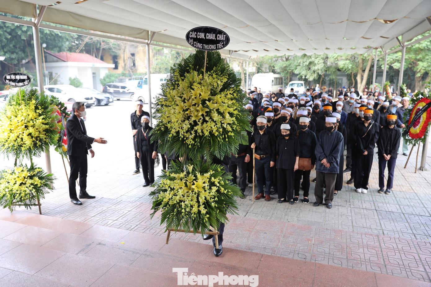 Các con, cháu, chắt nội ngoại tiễn biệt họa sĩ Tôn Đức Lượng. Ảnh: NHƯ Ý.