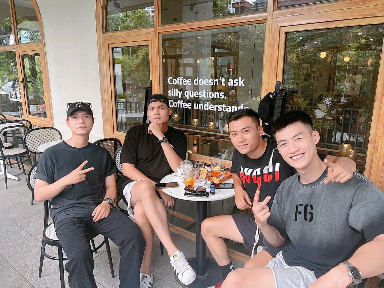 Trước ngày phim lên sóng, các chàng &quot;lính ngự lâm&quot; của Đấu trí tích cực chia sẻ những hình ảnh hậu trường với khán giả qua mạng xã hội.