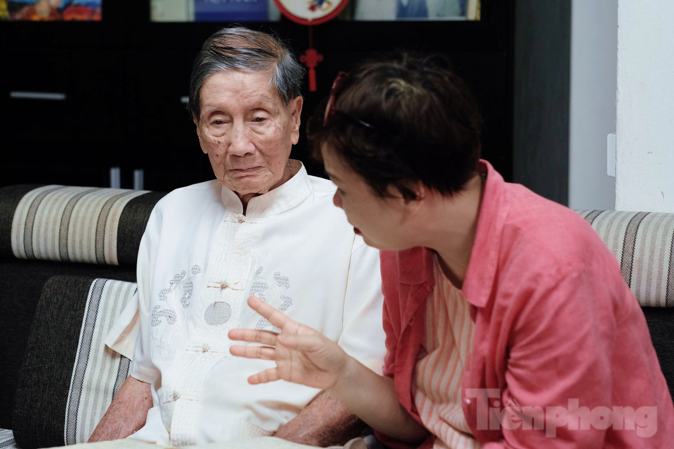 Nhạc sĩ Phạm Tuyên và con gái trong cuộc trò chuyện với PV Tiền Phong.