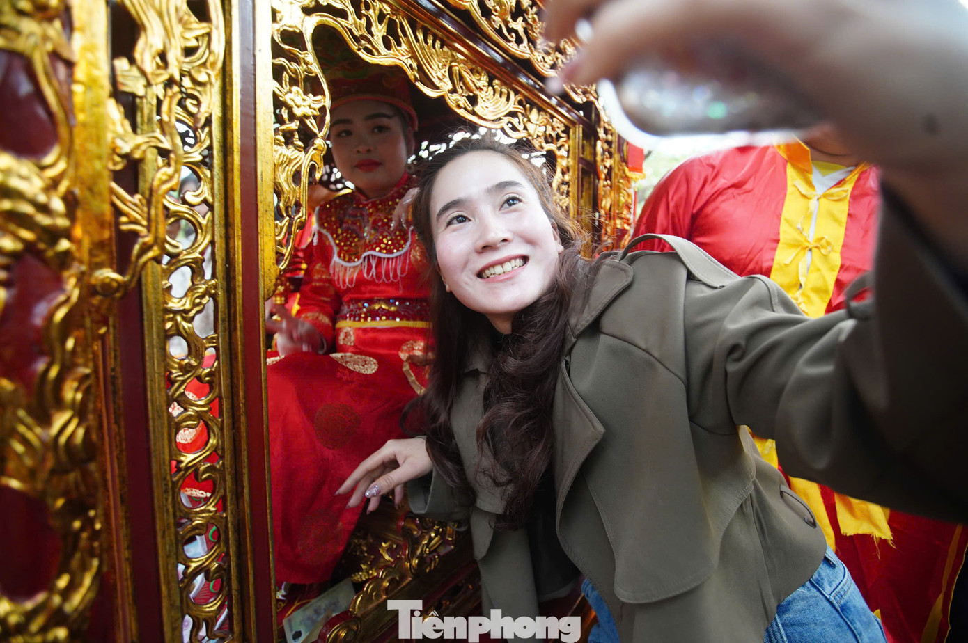 Người dân tranh thủ chụp ảnh cùng nữ tướng 11 tuổi.