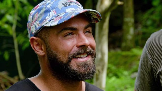 Hình ảnh "kém sắc" trước đó của "Troy Bolton" trong một bộ phim tài liệu Hình ảnh "kém sắc" trước đó của "Troy Bolton" trong một bộ phim tài liệu