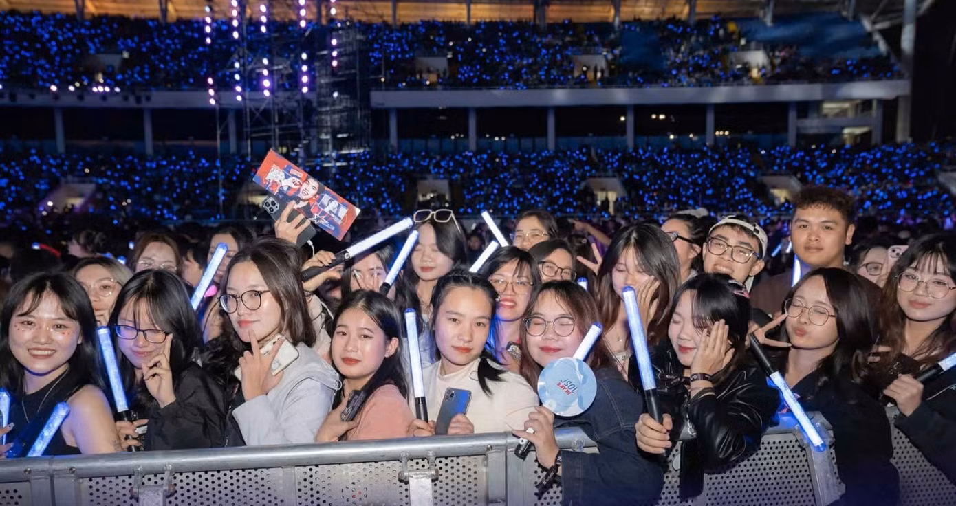 “Việc hâm mộ thần tượng là quyền tự do cá nhân, và thay vì cấm đoán, chúng ta cần tập trung vào việc điều chỉnh hành vi, định hướng giá trị và xây dựng sự hiểu biết giữa các thế hệ", chuyên gia Nguyễn Ngọc Long cho hay.
