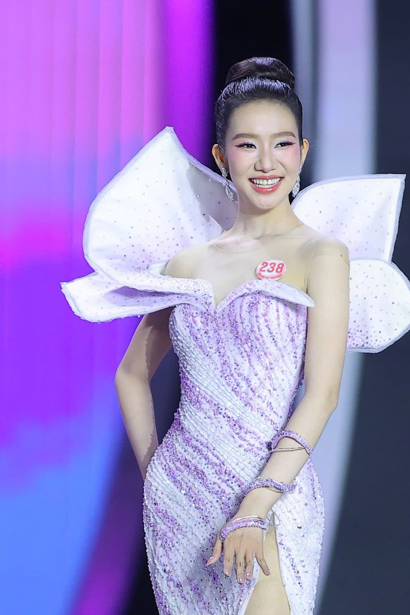 Nguyễn Phương Nhi - đại diện còn lại của TP Huế - khoe nhan sắc ngọt ngào.