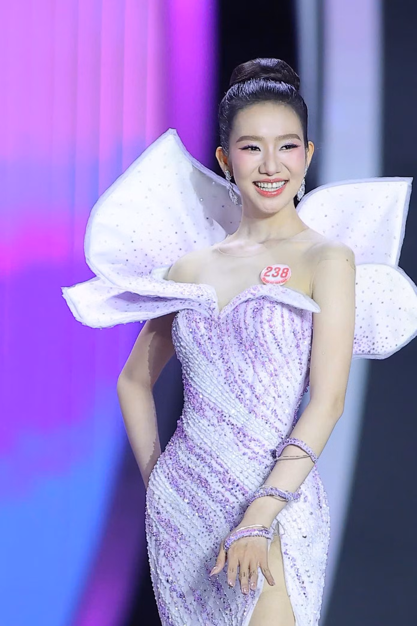 Nguyễn Phương Nhi - đại diện còn lại của TP Huế - khoe nhan sắc ngọt ngào.