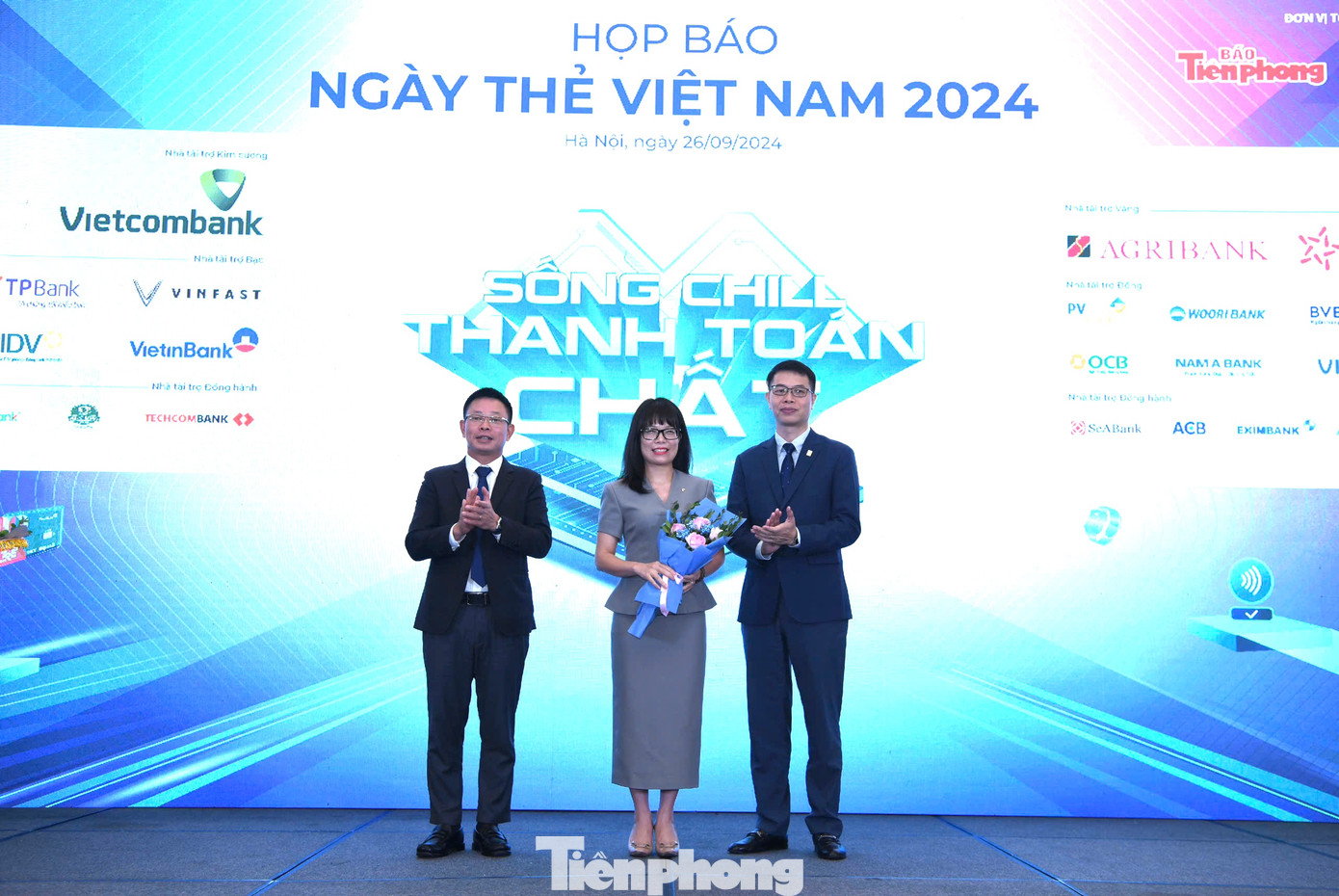 Đại diện nhà tài trợ Kim cương nhận hoa từ đại diện ban tổ chức Ngày Thẻ Việt Nam 2024. Ảnh: Như Ý. Đại diện nhà tài trợ Kim cương nhận hoa từ đại diện ban tổ chức Ngày Thẻ Việt Nam 2024. Ảnh: Như Ý.