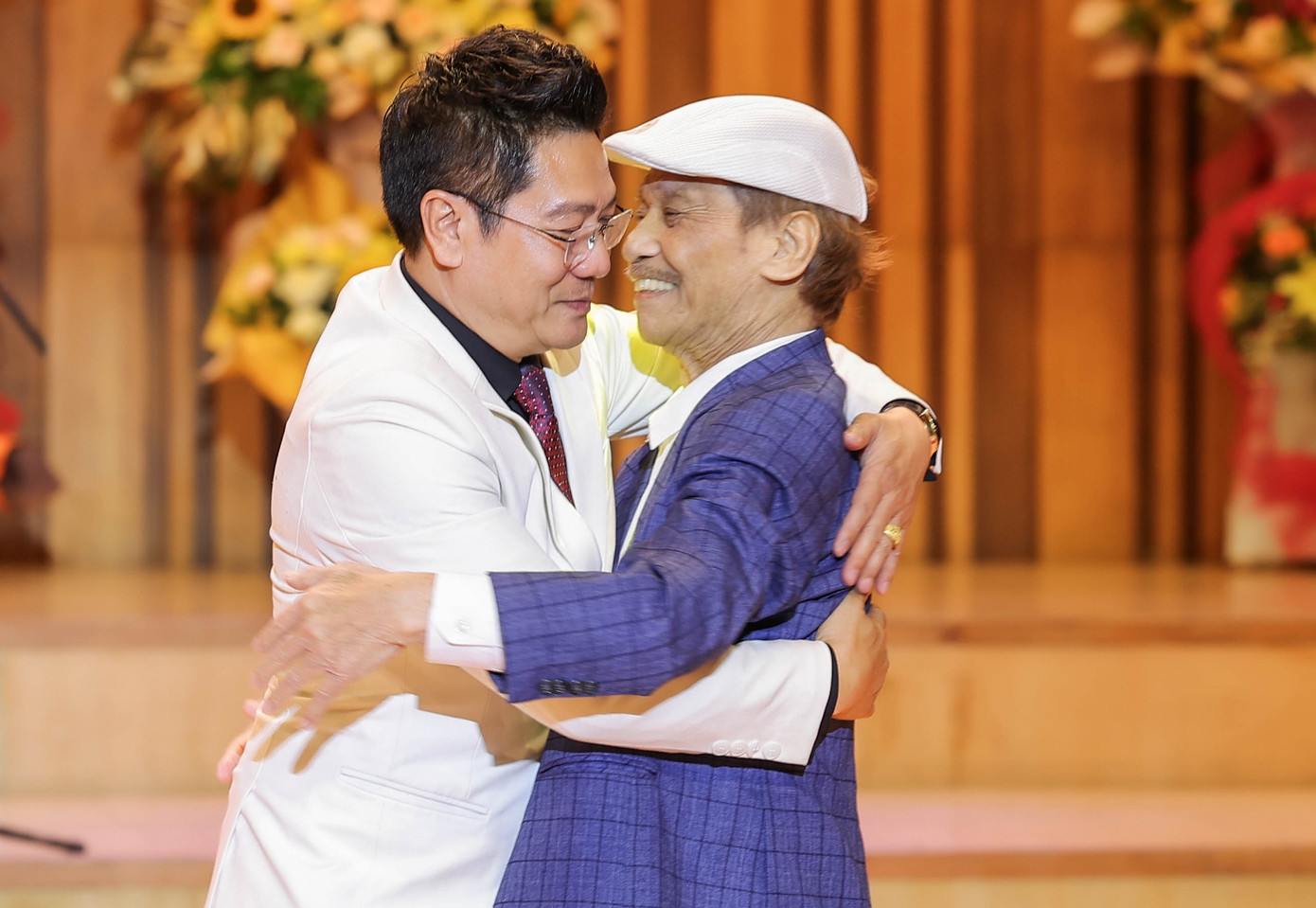 Nhạc sĩ Trần Hiếu, NSND Bùi Công Duy tặng hoa chúc mừng tân Giám đốc Học viện Âm nhạc quốc gia Việt Nam.