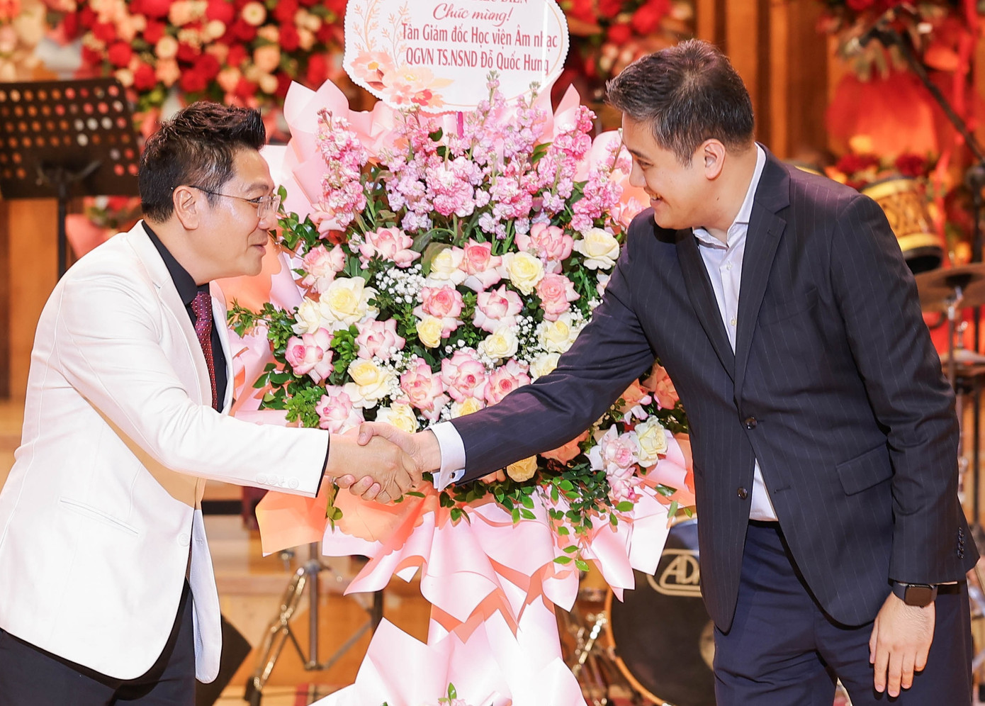 Nhạc sĩ Trần Hiếu, NSND Bùi Công Duy tặng hoa chúc mừng tân Giám đốc Học viện Âm nhạc quốc gia Việt Nam.