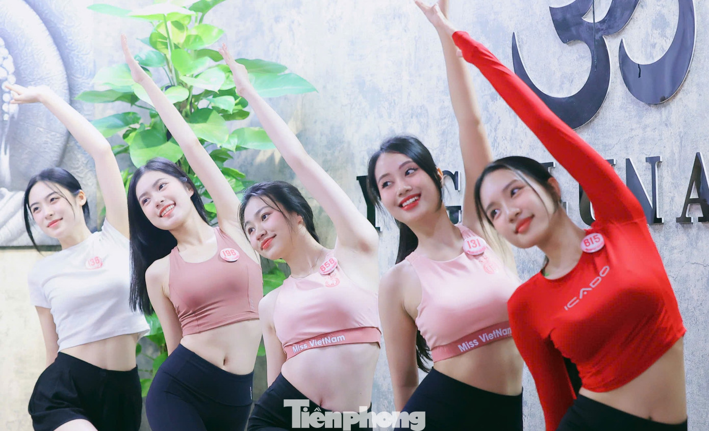 Mục đích của yoga là xây dựng sức mạnh, nhận thức và sự hài hòa trong cả tinh thần và thể chất. Buổi tập sáng 8/4 bao gồm các bài tập thở, thiền và các tư thế giả giúp kéo căng và linh hoạt các nhóm cơ khác nhau.