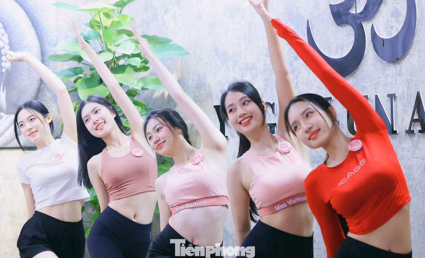 Mục đích của yoga là xây dựng sức mạnh, nhận thức và sự hài hòa trong cả tinh thần và thể chất. Buổi tập sáng 8/4 bao gồm các bài tập thở, thiền và các tư thế giả giúp kéo căng và linh hoạt các nhóm cơ khác nhau.