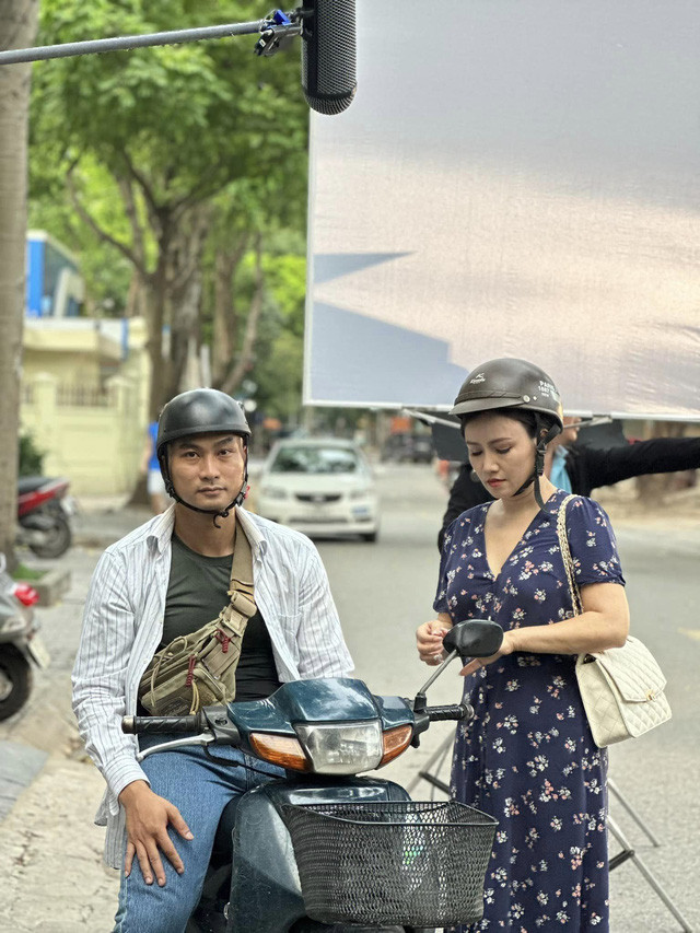 Diễn viên Hoàng Yến vào vai bà bán trà đá điệu đà. Diễn viên Hoàng Yến vào vai bà bán trà đá điệu đà.