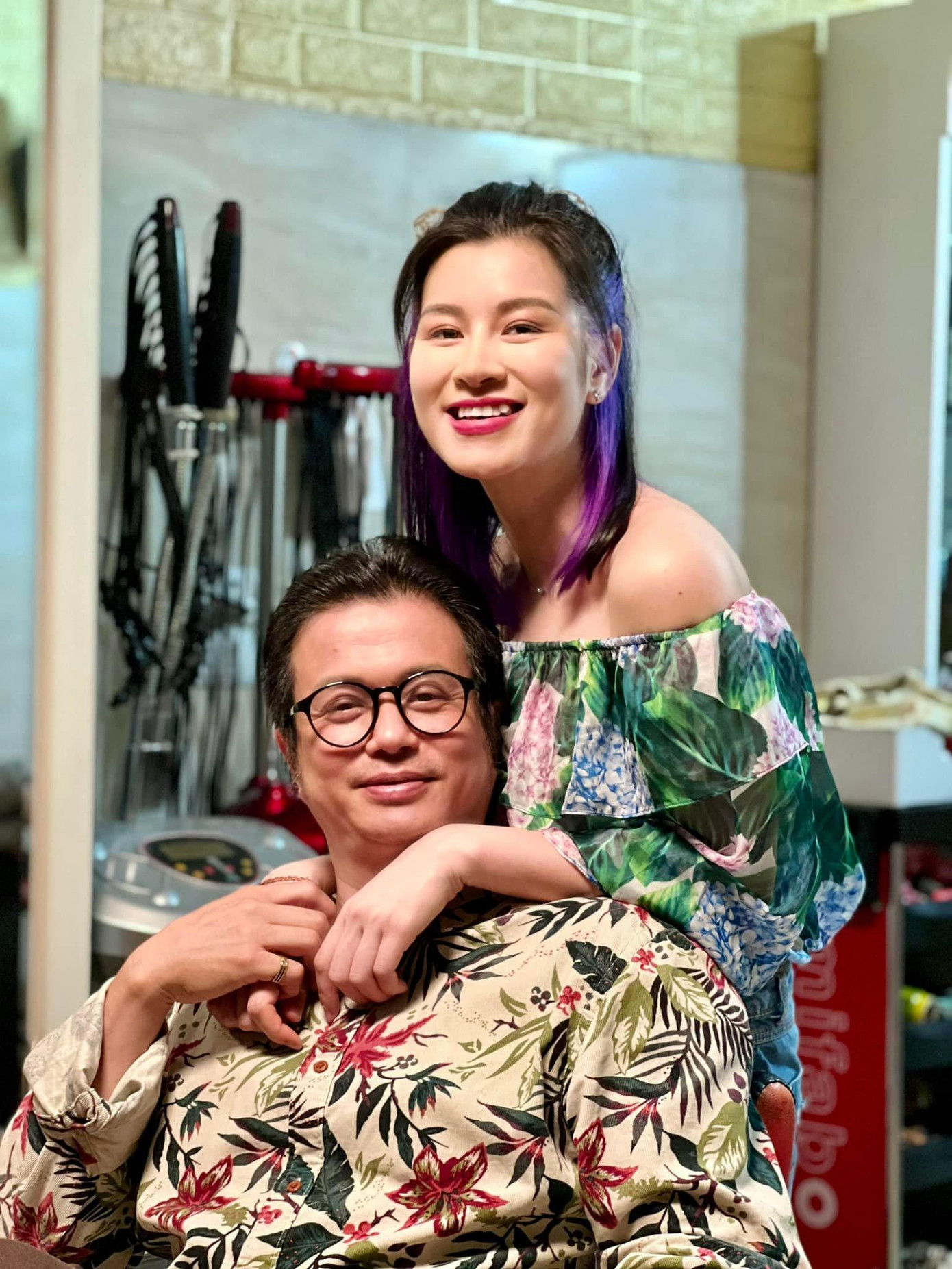 Gu thời trang sặc sỡ của cặp đôi &quot;hoàn cảnh&quot;.