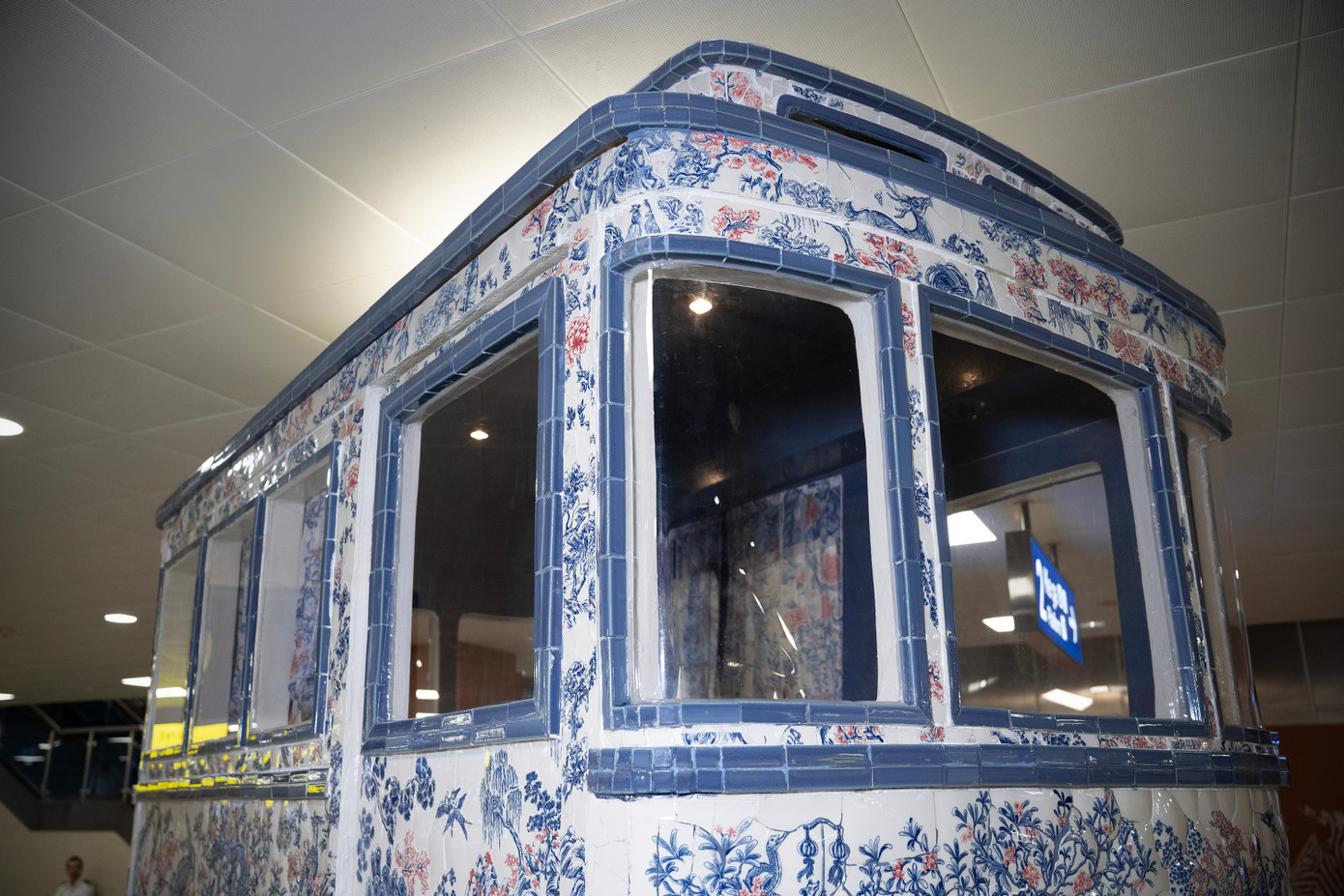 Cận cảnh những ô cửa của toa tàu điện.