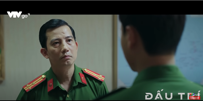 Thượng tá Văn Bàng hỏi Vũ chuyện lộ thông tin. Thượng tá Văn Bàng hỏi Vũ chuyện lộ thông tin.