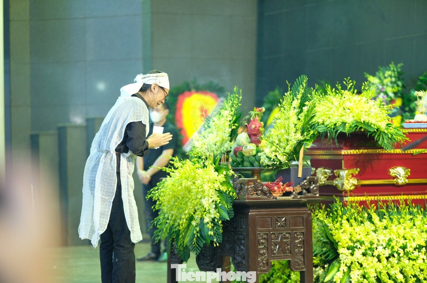 NSƯT Trần Lực khóc bên linh cữu cha - người trao truyền ngọn lửa đam mê sân khấu cho con trai. NSƯT Trần Lực khóc bên linh cữu cha - người trao truyền ngọn lửa đam mê sân khấu cho con trai.