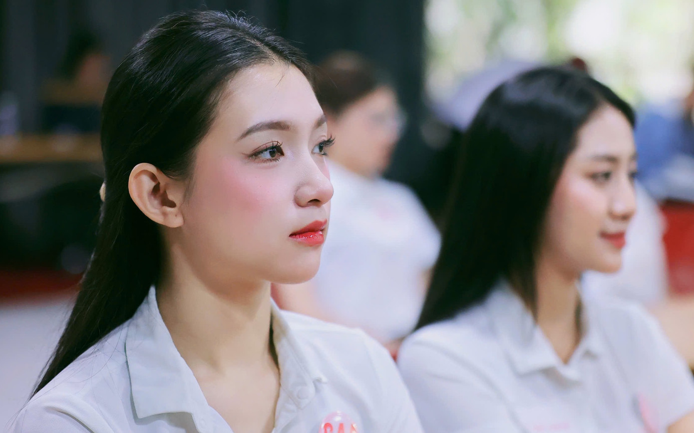 Thí sinh chăm chú lắng nghe các bài học.