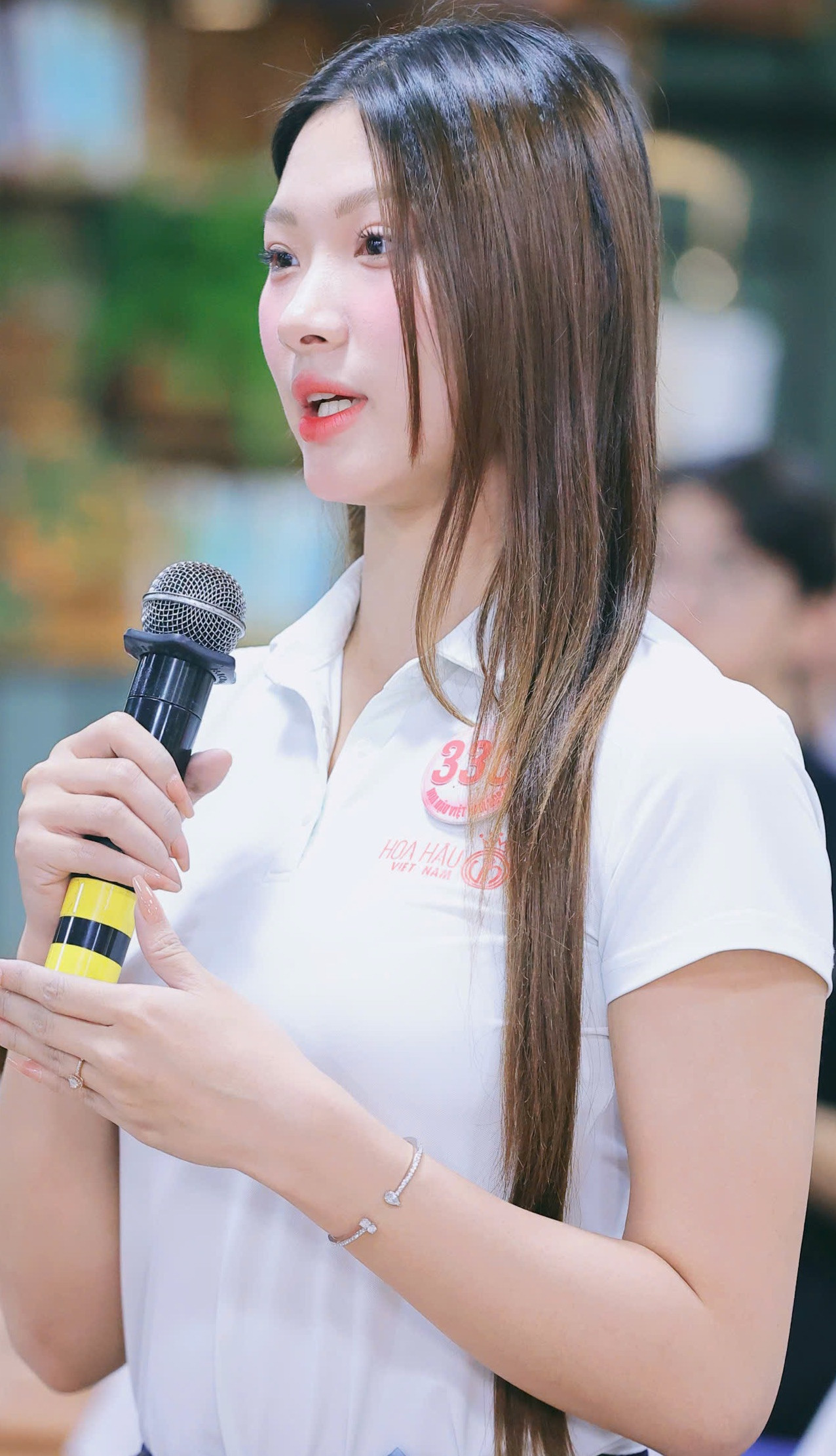 Thí sinh Hoàng Quý Lan (trái) và Nguyễn Thu Thảo chia sẻ ý kiến trong buổi học. Hoàng Quý Lan nói trong thời gian sống xa nhà, cô tự lập, trưởng thành hơn. Cô gái dân tộc Tày được gia đình động viên khi ghi danh tại Hoa hậu Việt Nam 2024.