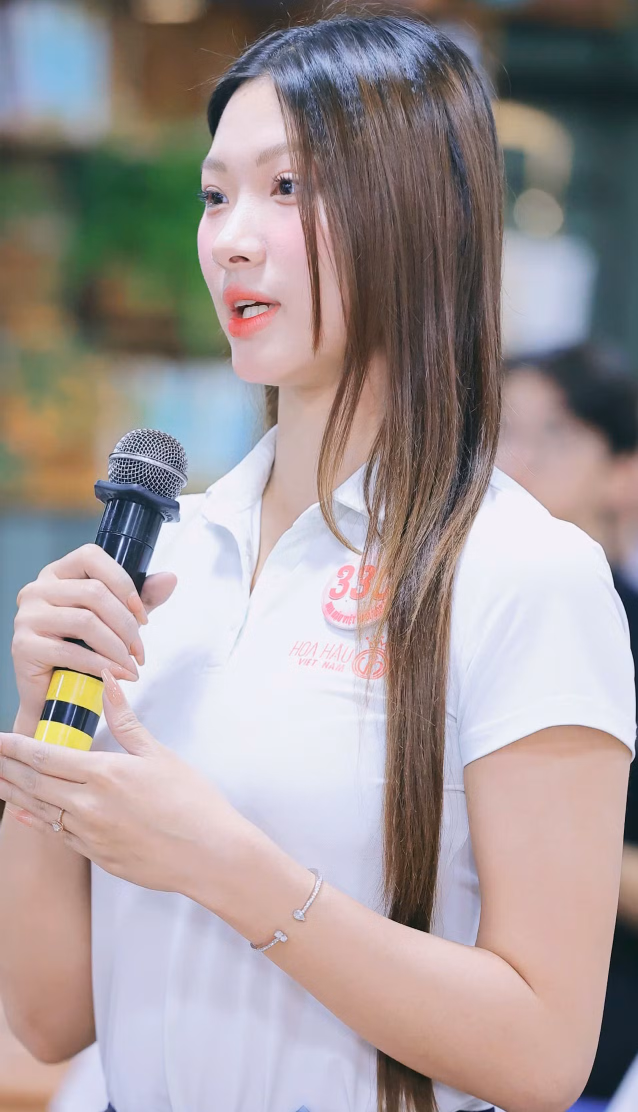 Thí sinh Hoàng Quý Lan (trái) và Nguyễn Thu Thảo chia sẻ ý kiến trong buổi học. Hoàng Quý Lan nói trong thời gian sống xa nhà, cô tự lập, trưởng thành hơn. Cô gái dân tộc Tày được gia đình động viên khi ghi danh tại Hoa hậu Việt Nam 2024.