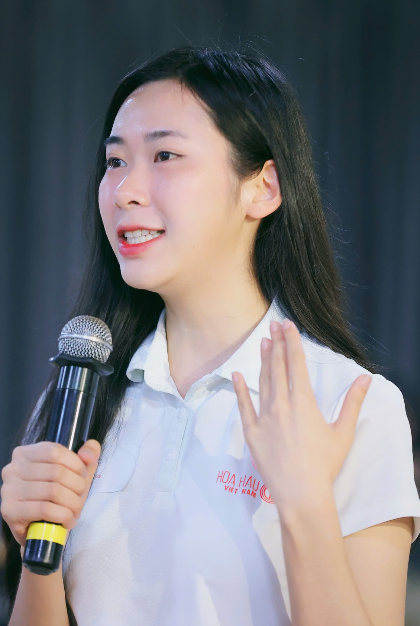 Thí sinh Hoàng Quý Lan (trái) và Nguyễn Thu Thảo chia sẻ ý kiến trong buổi học. Hoàng Quý Lan nói trong thời gian sống xa nhà, cô tự lập, trưởng thành hơn. Cô gái dân tộc Tày được gia đình động viên khi ghi danh tại Hoa hậu Việt Nam 2024.