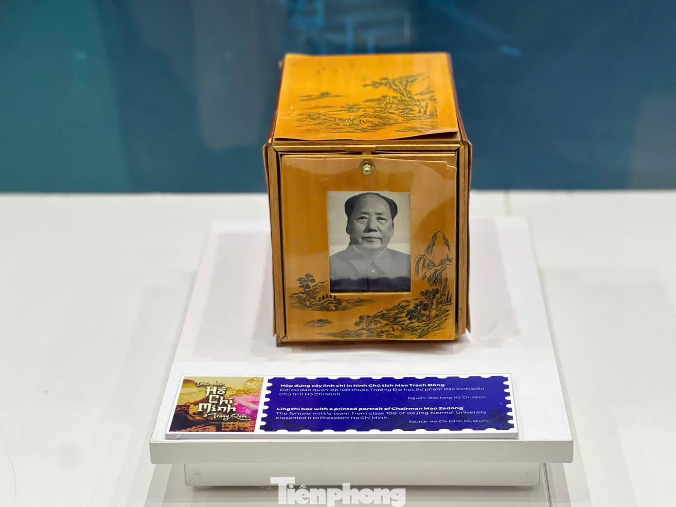 Hộp đựng cây linh chi in hình Chủ tịch Mao Trạch Đông do Đội nữ dân quân Trường Đại học Sư phạm Bắc Kinh biếu Chủ tịch Hồ Chí Minh.