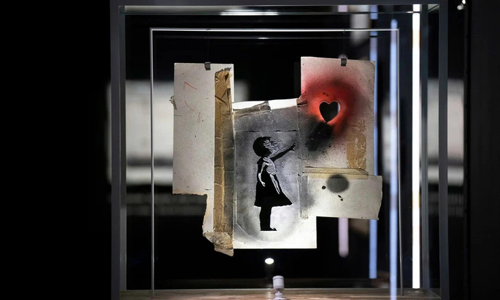 Một tác phẩm của Banksy được trưng bày ở Glasgow (Anh). Ảnh: The Guardian. Một tác phẩm của Banksy được trưng bày ở Glasgow (Anh). Ảnh: The Guardian.