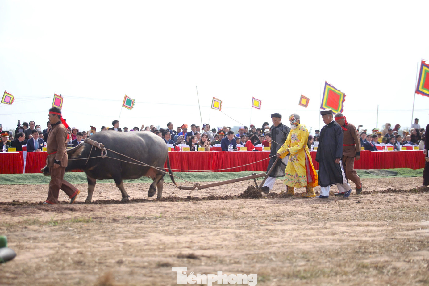 Lễ Tịch điền có nhà vua đích thân xuống ruộng. Sau lễ dâng hương, ông Nguyễn Ngọc An (75 tuổi) thực hiện nghi lễ nhập linh khí quân vương, đeo mặt nạ, khoác long bào bước xuống ruộng cày. Các thôn nữ theo sau gieo hạt giống. Ông An cho biết nhiều năm liền vinh dự đóng vai vua Lê Đại Hành tại lễ hội của địa phương.