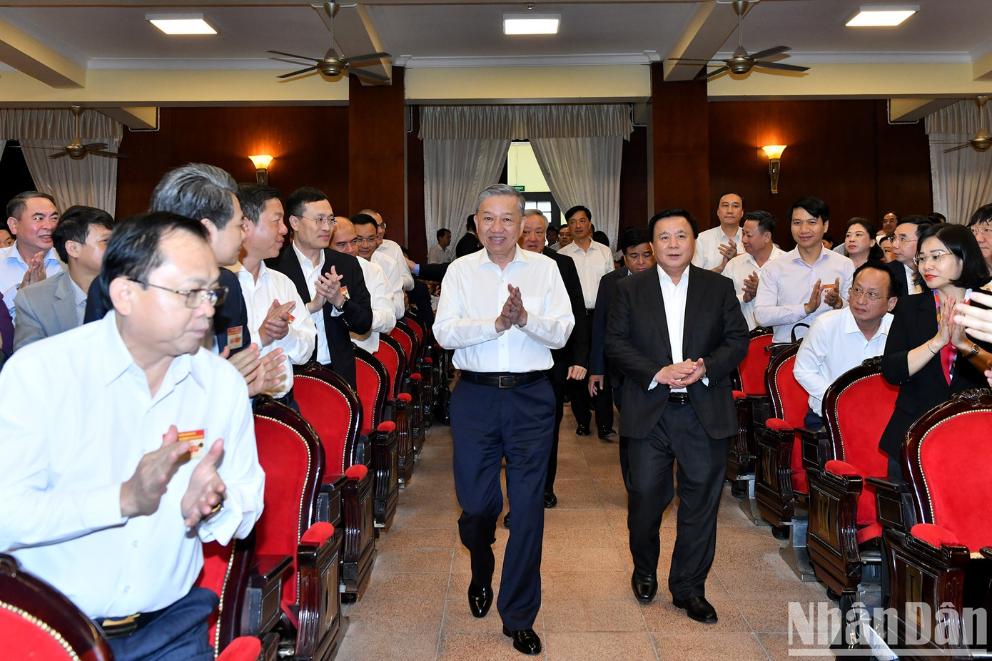 Chiều 25/11, tại Học viện Chính trị quốc gia Hồ Chí Minh, Tổng Bí thư Tô Lâm đã trao đổi chuyên đề “Kỷ nguyên phát triển mới, kỷ nguyên vươn mình của dân tộc Việt Nam”. Đây là chuyên đề đặc biệt quan trọng để chuẩn bị cho việc xây dựng, hoàn thiện văn kiện Đại hội đảng các ngành, các cấp, các địa phương tiến tới Đại hội toàn quốc lần thứ XIV của Đảng và định hướng xây dựng, phát triển đất nước, bảo vệ Tổ quốc trong kỷ nguyên mới. Trong ảnh: Tổng Bí thư Tô Lâm đến trao đổi chuyên đề về kỷ nguyên phát triển mới, kỷ nguyên vươn mình của dân tộc. Chiều 25/11, tại Học viện Chính trị quốc gia Hồ Chí Minh, Tổng Bí thư Tô Lâm đã trao đổi chuyên đề “Kỷ nguyên phát triển mới, kỷ nguyên vươn mình của dân tộc Việt Nam”. Đây là chuyên đề đặc biệt quan trọng để chuẩn bị cho việc xây dựng, hoàn thiện văn kiện Đại hội đảng các ngành, các cấp, các địa phương tiến tới Đại hội toàn quốc lần thứ XIV của Đảng và định hướng xây dựng, phát triển đất nước, bảo vệ Tổ quốc trong kỷ nguyên mới. Trong ảnh: Tổng Bí thư Tô Lâm đến trao đổi chuyên đề về kỷ nguyên phát triển mới, kỷ nguyên vươn mình của dân tộc.