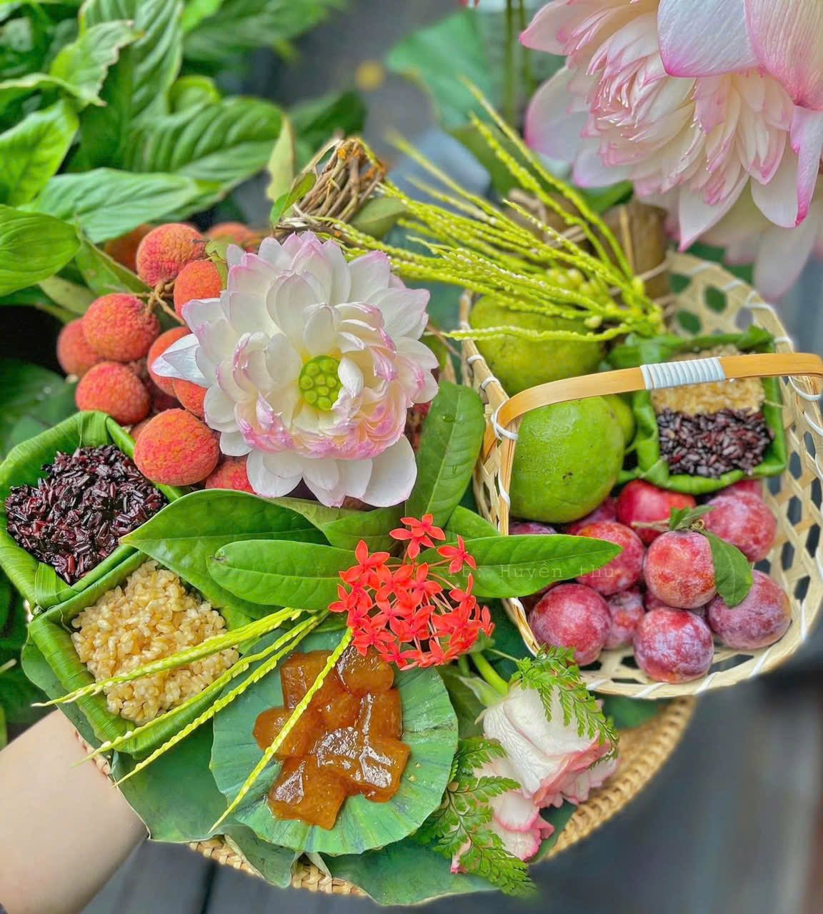 Mâm cúng Tết Đoan Ngọ thường có rượu nếp, mận, vải, xôi, chè và các loại hoa quả đầu mùa.