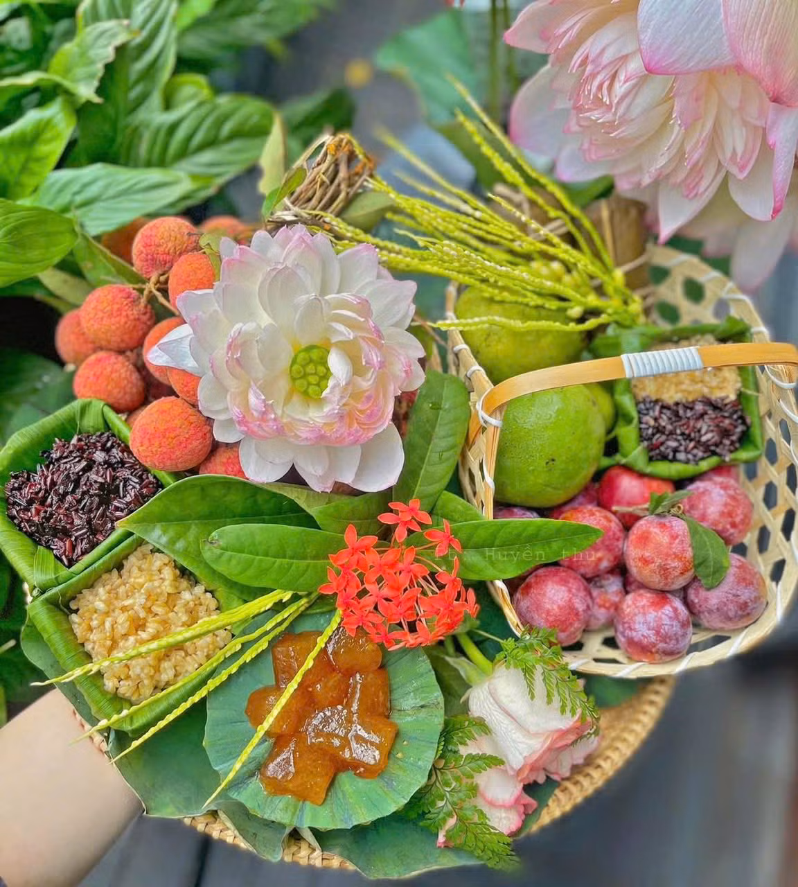 Mâm cúng Tết Đoan Ngọ thường có rượu nếp, mận, vải, xôi, chè và các loại hoa quả đầu mùa.