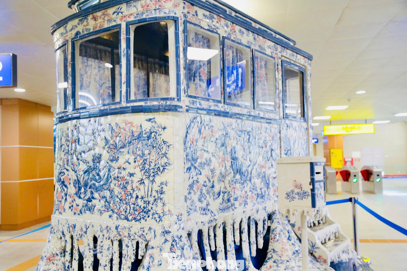 Theo tác giả, quá trình thực hiện toa tàu thuận lợi nhờ sự phối hợp chặt chẽ với các trợ lý và đối tác tại làng gốm Bát Tràng. "Từ Paris đến Hà Nội, với sự hỗ trợ của AFD, Ban Quản lý đường sắt đô thị Hà Nội cùng đội ngũ thi công 15 người, ý tưởng nghệ thuật đã dần thành hiện thực sau hơn 5 tháng làm việc cường độ cao", họa sĩ Xuân Lam nói. Anh làm việc mỗi ngày 12 tiếng trong hơn 2 tháng rưỡi.