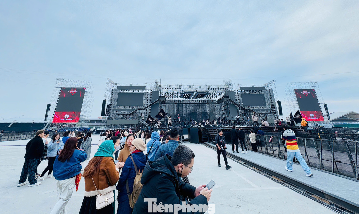 Chiều 13/12, hàng trăm khán giả may mắn được vào sân tham dự buổi tổng duyệt của các anh tài.