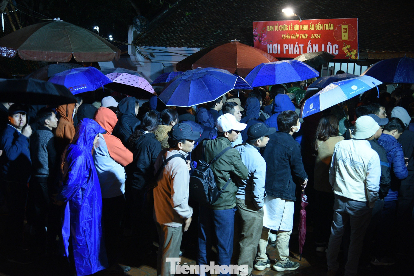 Nơi phát ấn lộc và trả ấn theo phiếu đăng ký được quy định rõ, du khách xếp hàng trước bốn cửa phát ấn được thông báo từ trước.