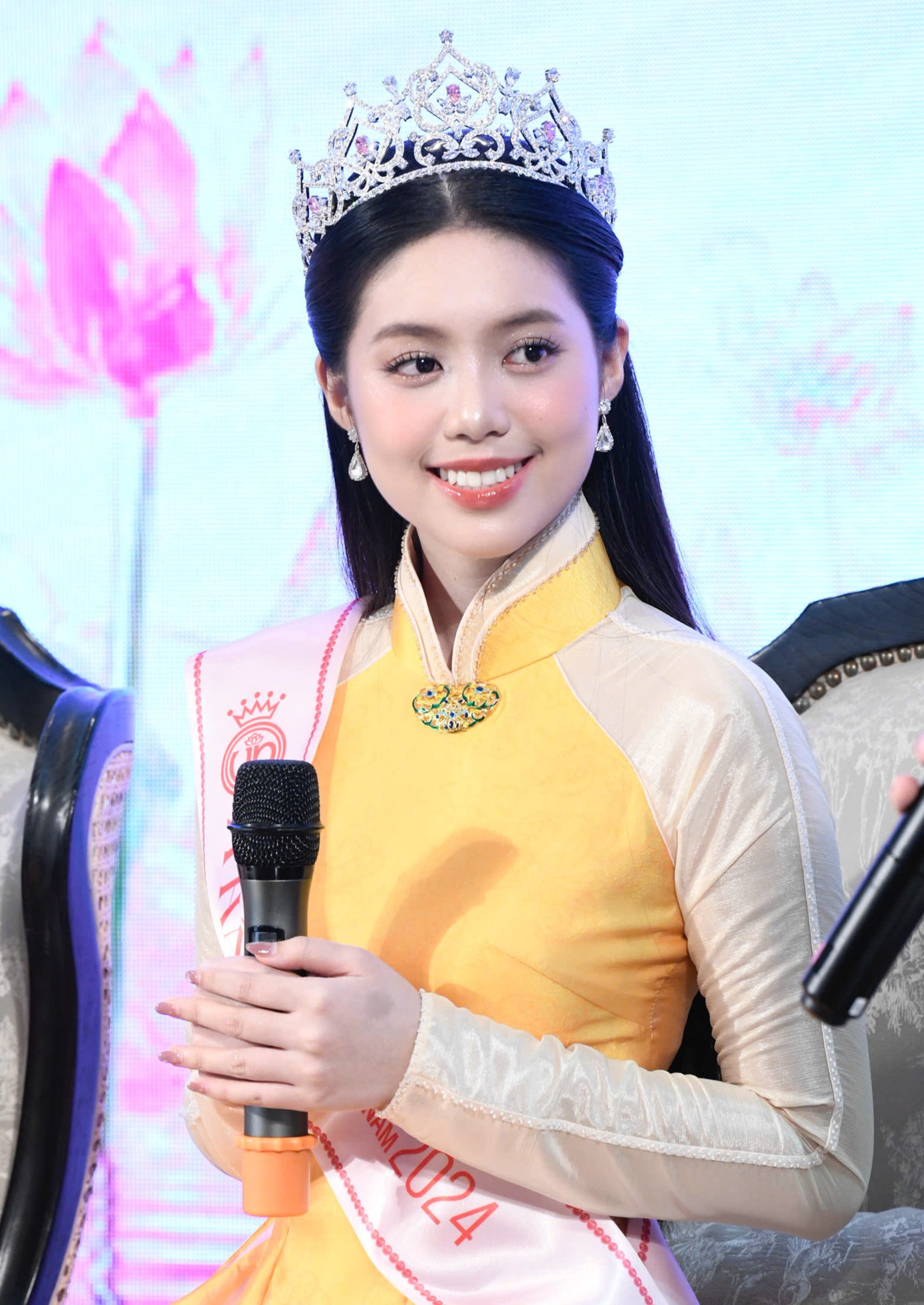 Á hậu Trần Ngọc Châu Anh tại buổi giao lưu. Á hậu Trần Ngọc Châu Anh tại buổi giao lưu.