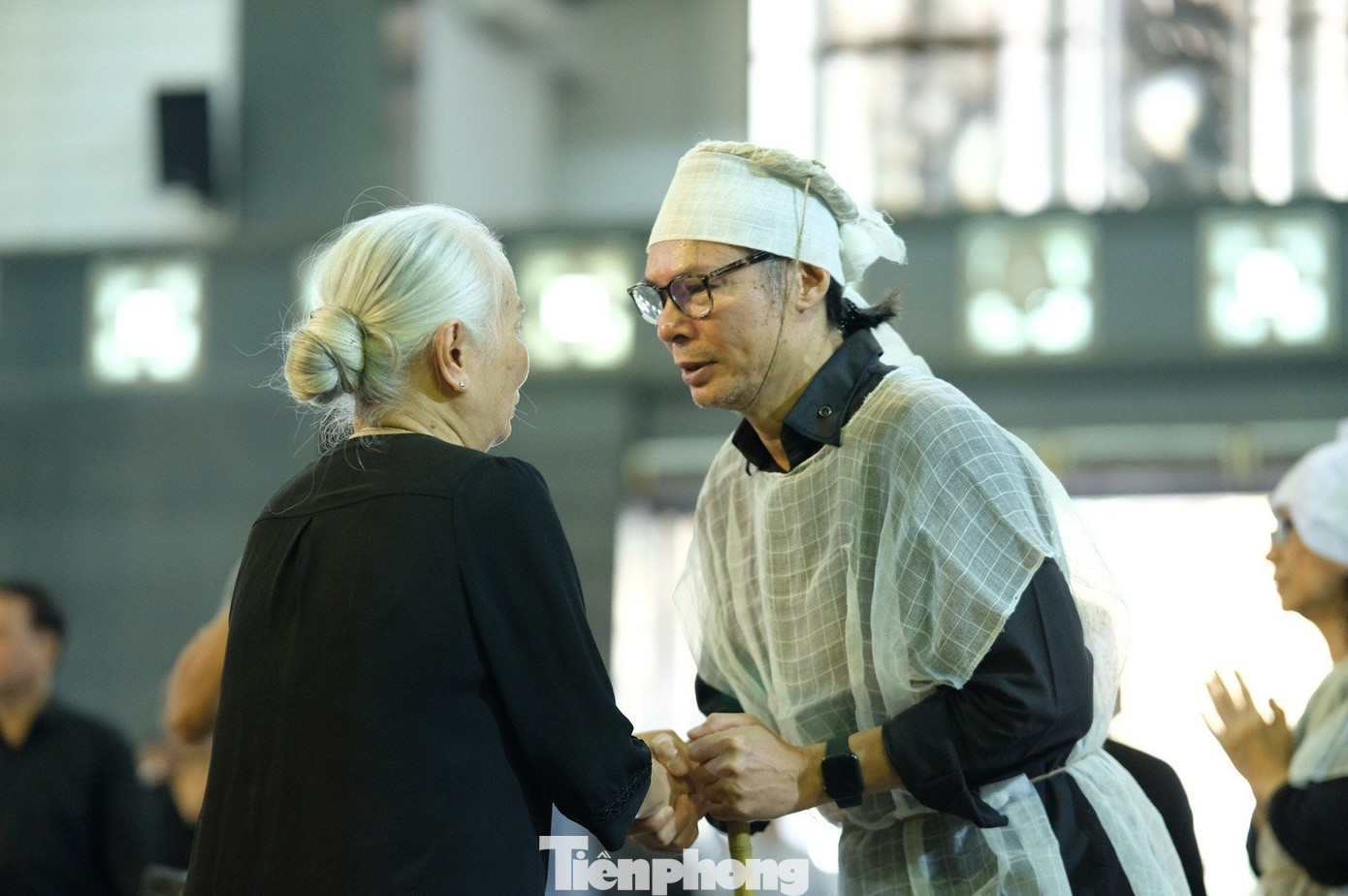 NSƯT Trần Lực thay mặt gia đình nói lời cảm tạ. NSƯT Trần Lực là người kề cận, chăm sóc NSND Trần Bảng hàng ngày. Nhiều năm nay, anh giữ thói quen chia sẻ những khoảnh khắc đời thường, kể chuyện về cha trên mạng xã hội. NSƯT Trần Lực thay mặt gia đình nói lời cảm tạ. NSƯT Trần Lực là người kề cận, chăm sóc NSND Trần Bảng hàng ngày. Nhiều năm nay, anh giữ thói quen chia sẻ những khoảnh khắc đời thường, kể chuyện về cha trên mạng xã hội.