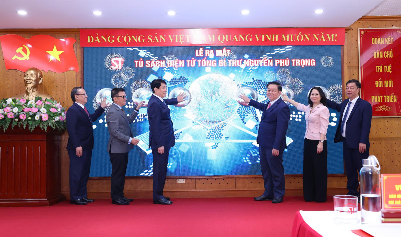 Các đại biểu dự lễ ra mắt tủ sách vào chiều 15/10 tại NXB Chính trị quốc gia Sự thật.