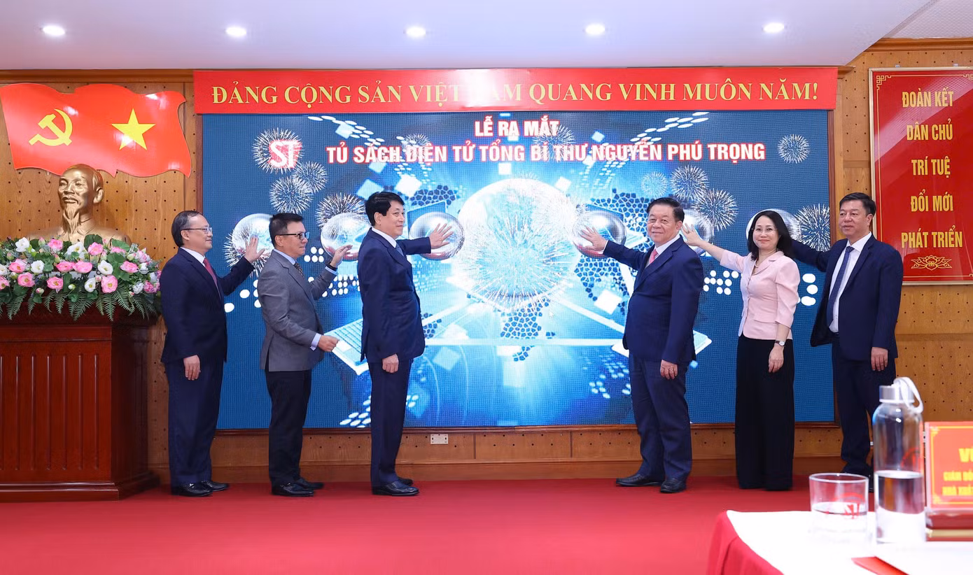 Các đại biểu dự lễ ra mắt tủ sách vào chiều 15/10 tại NXB Chính trị quốc gia Sự thật.