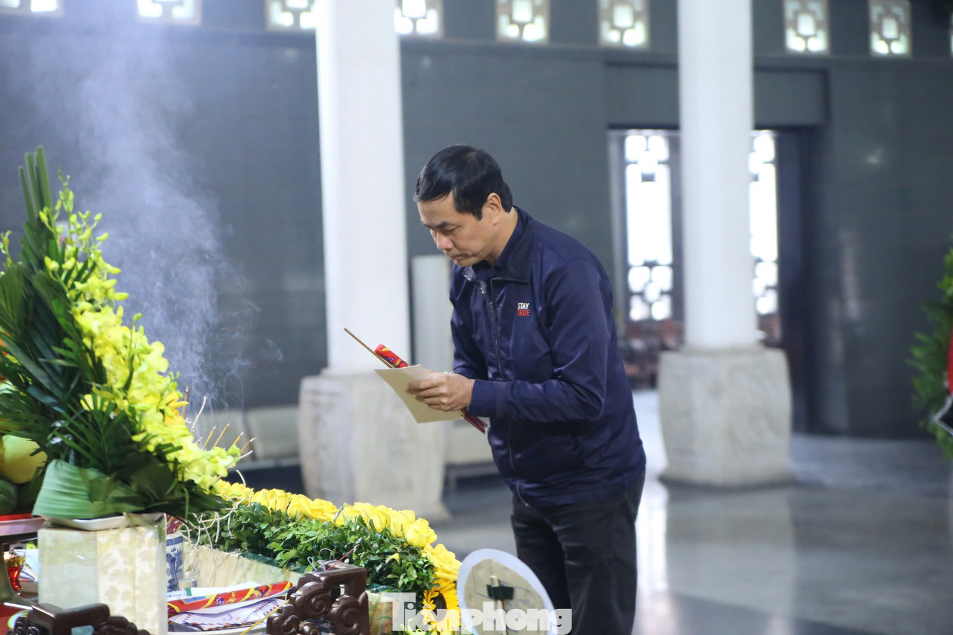 PGS.TS Nguyễn Thế Kỷ (ảnh trái) và nhà thơ Trần Hữu Việt viếng nhà thơ, nhạc sĩ Thụy Kha.