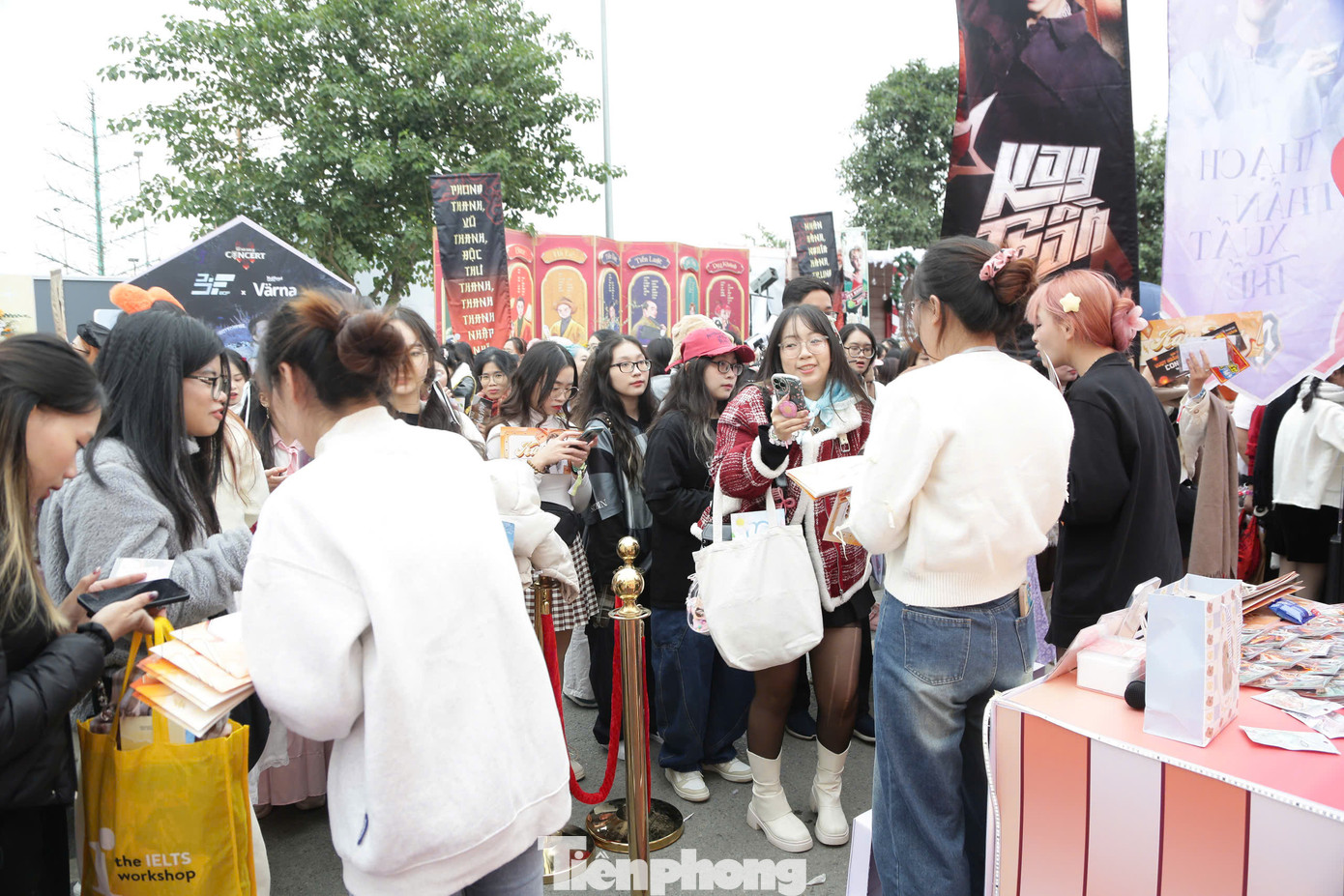 Concert Anh trai vượt ngàn chông gai tối 14/12 có ba nhóm vé bao gồm đứng, ngồi và VIP lounge, với 11 hạng vé tương ứng chi phí khác nhau. Giá thấp nhất là 800.000 đồng/vé. Cao nhất là 8 triệu đồng/vé.