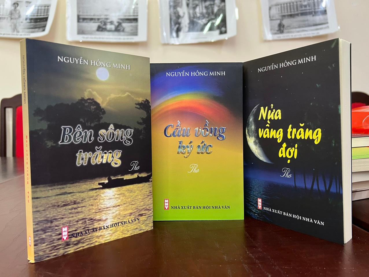 Ba tập thơ mới được công bố của nhà thơ Nguyễn Hồng Minh. Ảnh: NGỌC ÁNH.