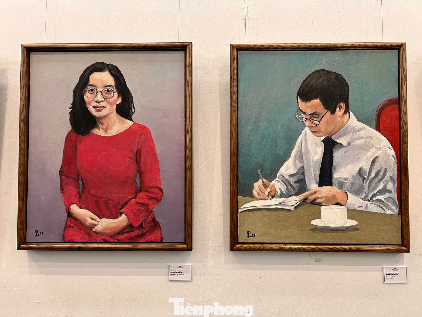 Tranh vẽ những người bạn thân của họa sĩ, trong đó có nhà báo, nhà thơ Hữu Việt (phải).