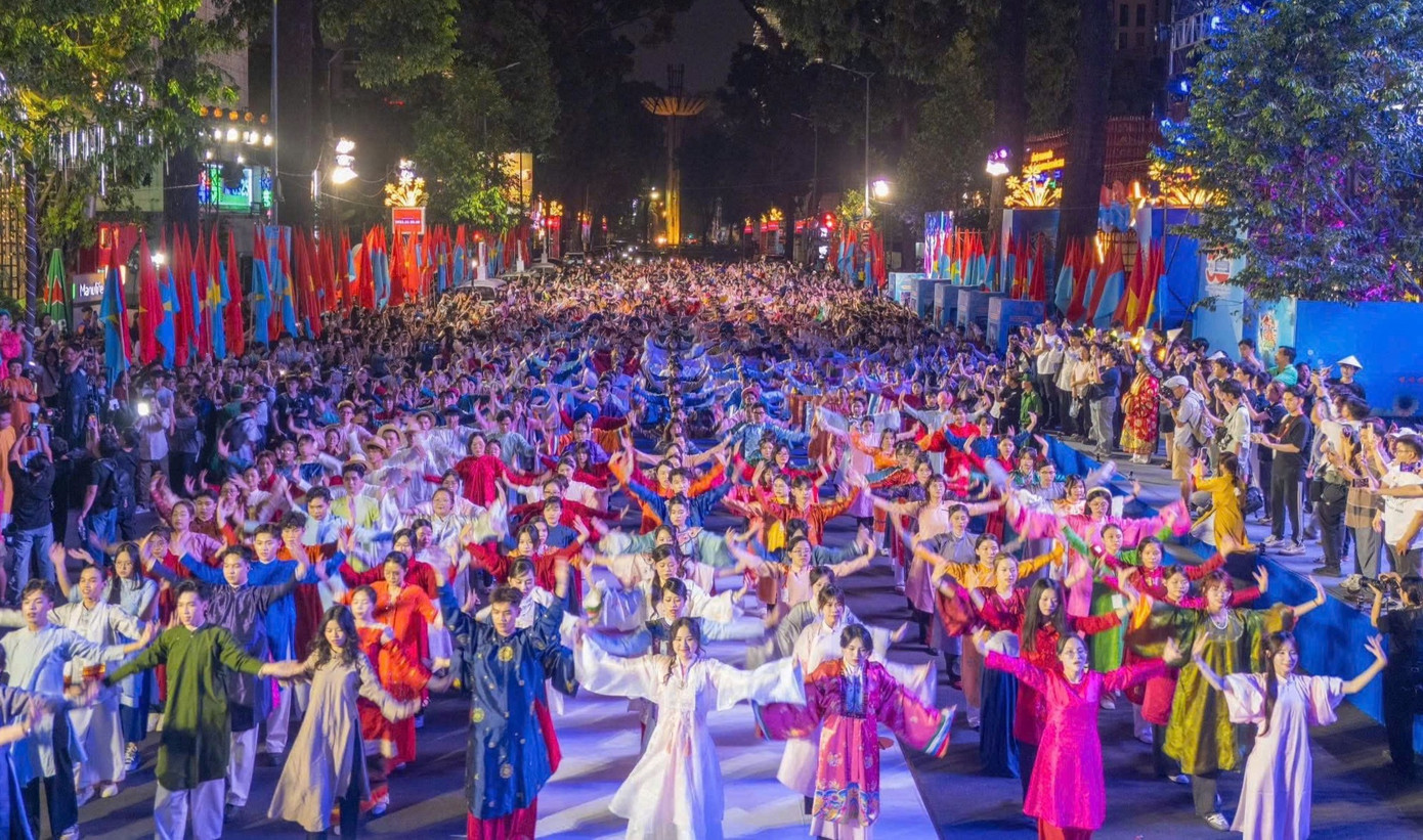 Hình ảnh đẹp được tạo nên bởi hàng nghìn người. Tóc xanh vạt áo 2025 quy tụ 40 đơn vị thực hành văn hóa Việt Nam đến từ 3 miền Bắc - Trung - Nam. .