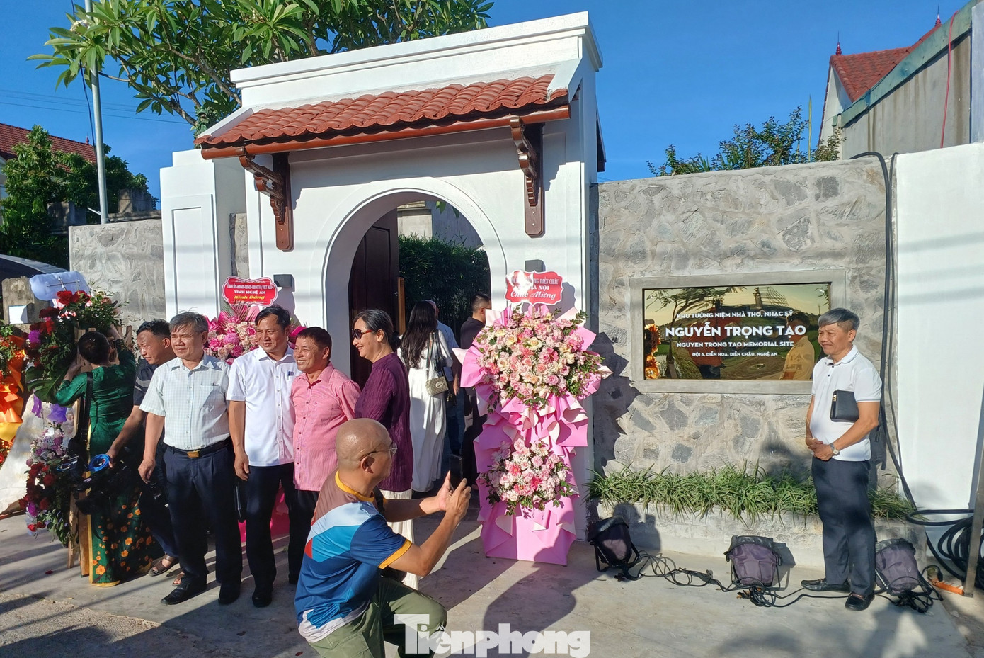 Khu tưởng niệm nhà thơ, nhạc sĩ Nguyễn Trọng Tạo gợi nhớ các sáng tác của ông. Ảnh: Nguyễn Mạnh Hà.