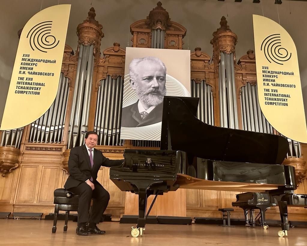 Ông Tạ Quang Đông được cử đi học bậc đại học và thạc sĩ chuyên ngành piano tại Nga.