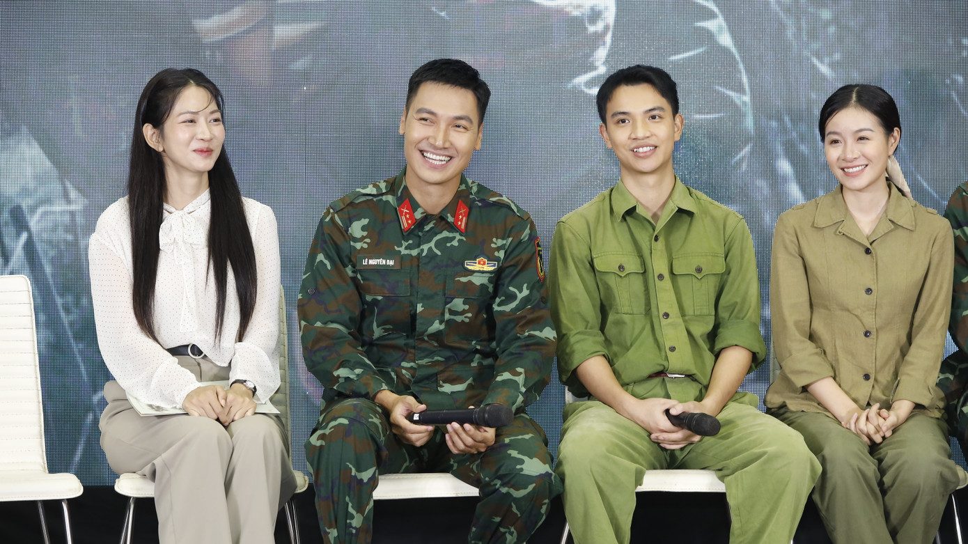 Diễn viên Mạnh Trường kết hợp cùng một số gương mặt trẻ như Xuân Anh, Việt Hoàng...