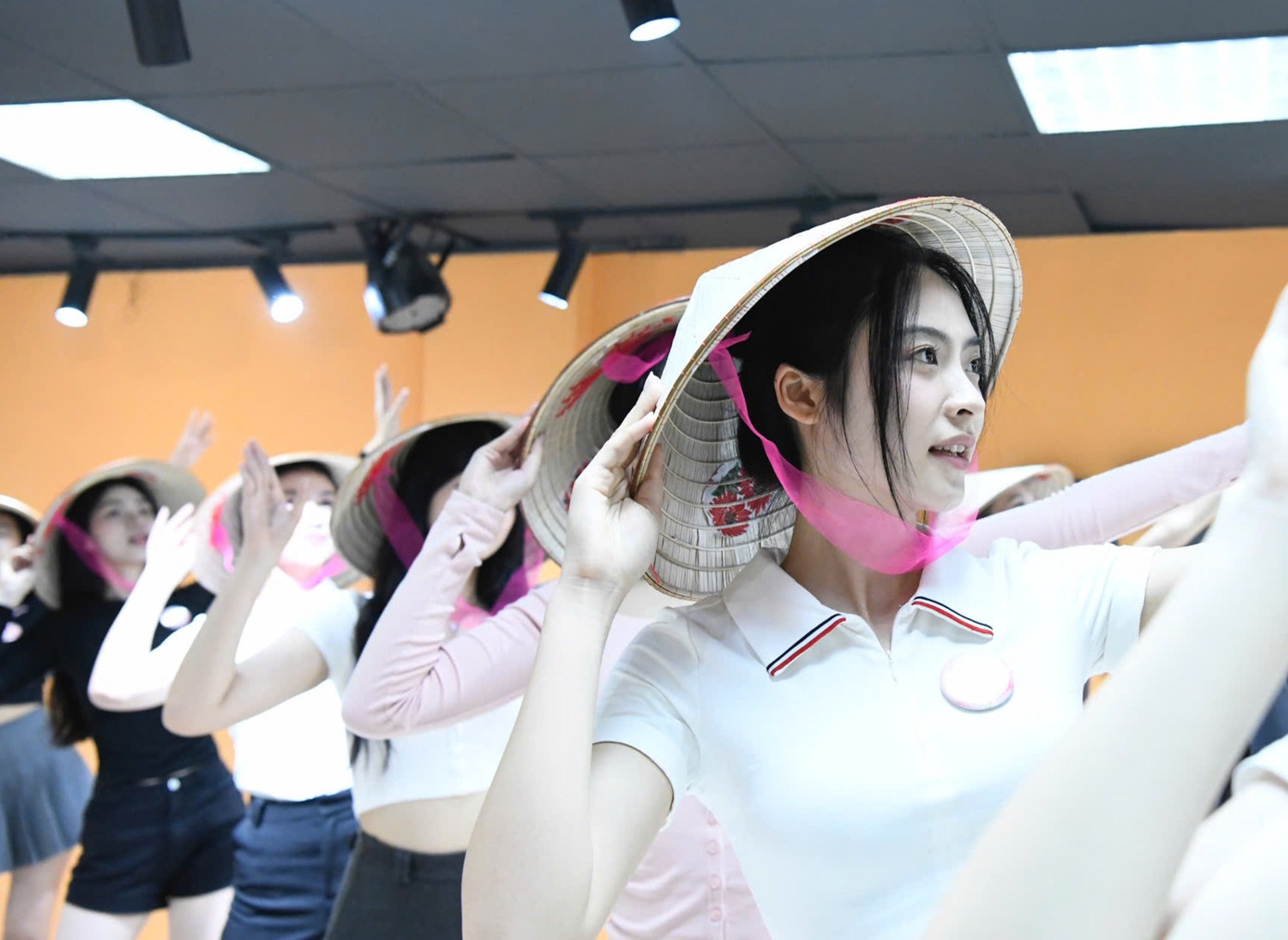 Các cô gái luyện tập chăm chỉ để chuẩn bị cho đêm chung khảo tại Hà Nội.