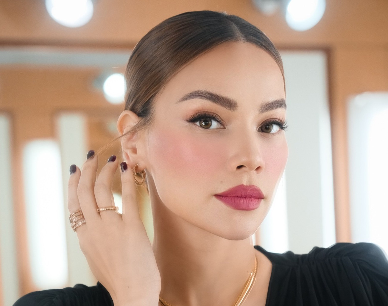 Ca sĩ Hồ Ngọc Hà hát ở chung kết Hoa hậu Việt Nam. Ca sĩ Hồ Ngọc Hà hát ở chung kết Hoa hậu Việt Nam.