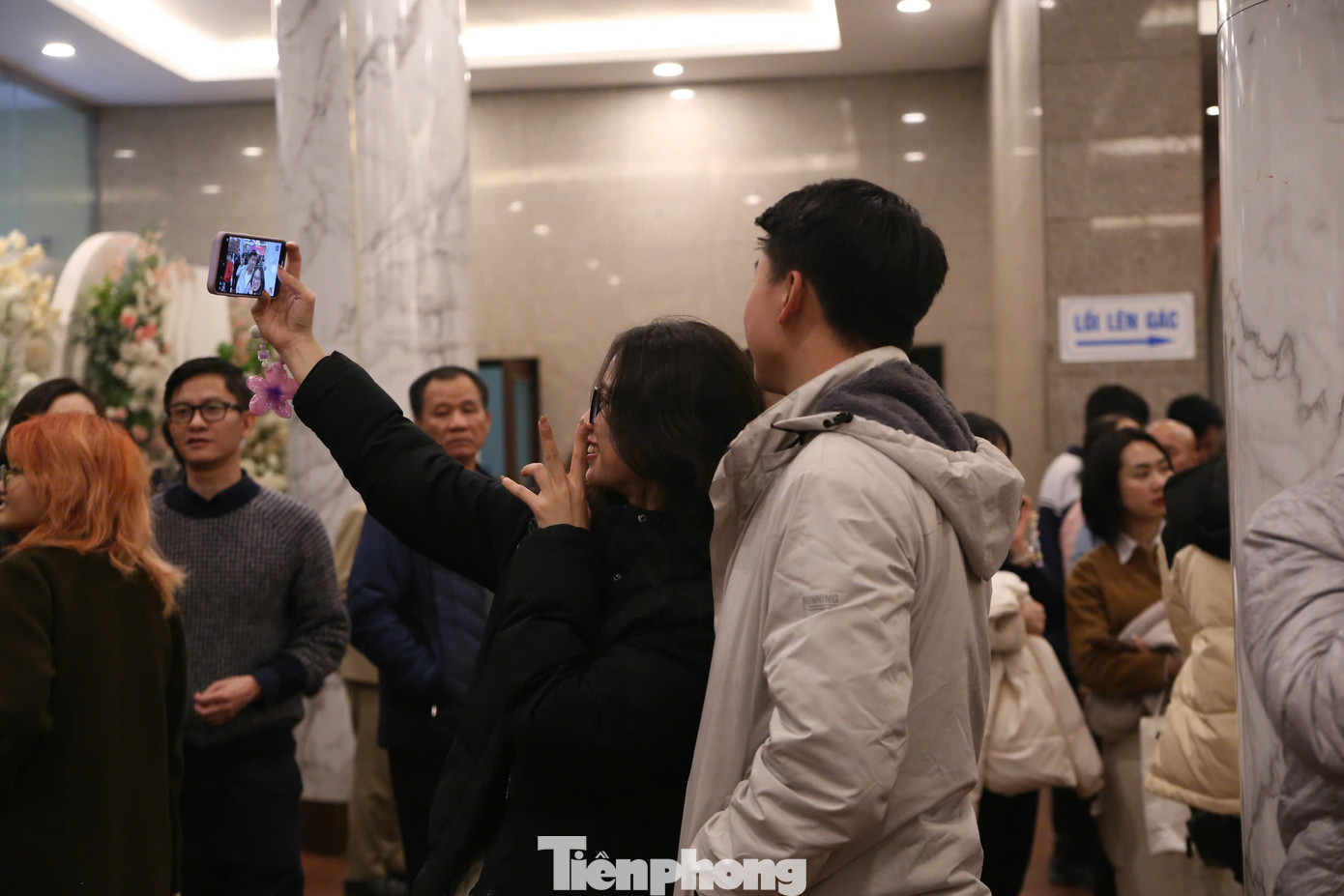 NSND Tự Long cũng lên tiếng mong khán giả tỉnh táo và không mắc bẫy thị trường vé mọc như nấm. "Người bán kẻ mua nườm nượp, tương tác còn nhiều hơn cả báo cáo của các Táo cộng lại. Giá vé thì ôi thôi, tràn lan như ma trận. Đặc biệt, muốn giữ chỗ ngon thì phải đặt cọc trước”, nam nghệ sĩ nói.