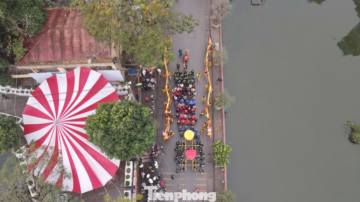 Trong ngày hội, dân làng ăn mặc cầu kỳ. Đoàn khiêng kiệu chọn thanh niên trai tráng, chưa vợ.