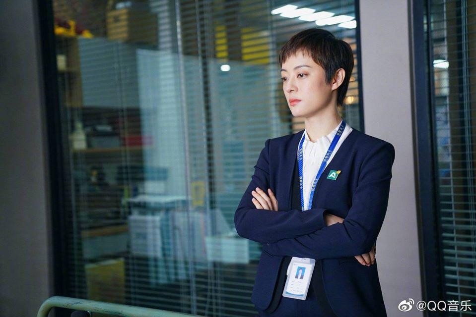 Truyền thông Trung Quốc hé lộ thù lao của Tôn Lệ cho mỗi tập trong bộ phim Năm ấy hoa nở trăng vừa tròn (năm 2017) có giá 1 triệu nhân dân tệ (hơn 3,6 tỉ đồng). Sau 74 tập phim, nữ diễn viên sinh năm 1982 &quot;bỏ túi&quot; hơn 200 tỉ đồng