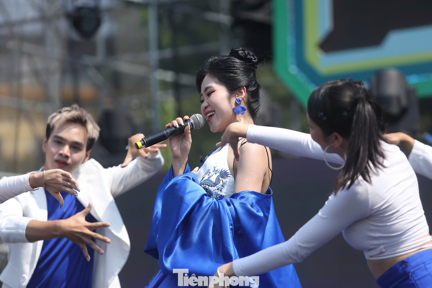 Nữ ca sĩ thể hiện vũ đạo chuyên nghiệp.